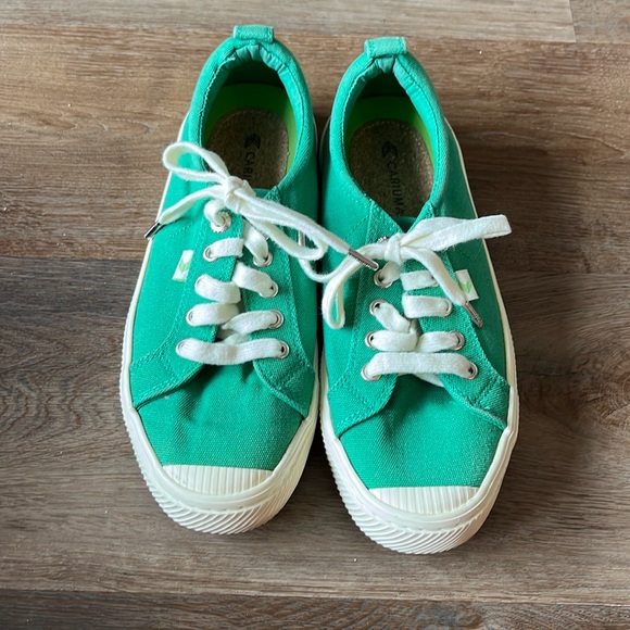 Cariuma SZ 8 green canvas sneaker.  Preowned in great condition. - Picture 1 of 6